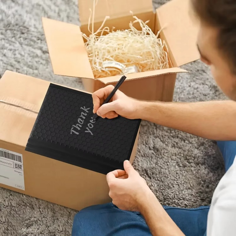 de bolsas de sobres de espuma blancas y negras, sobres de acolchados autosellados con bolsas de correo de burbujas, paquetes de
