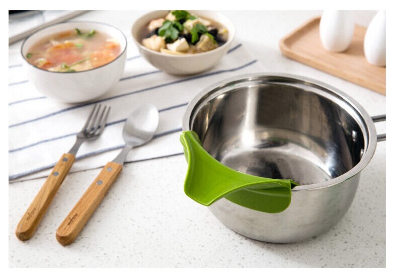 1PC Anti-spill Silicone Slip On Pour Soup Spout Funnel for Pots Pans and Bowls and Jars Kitchen Gadget Tool OK 0258