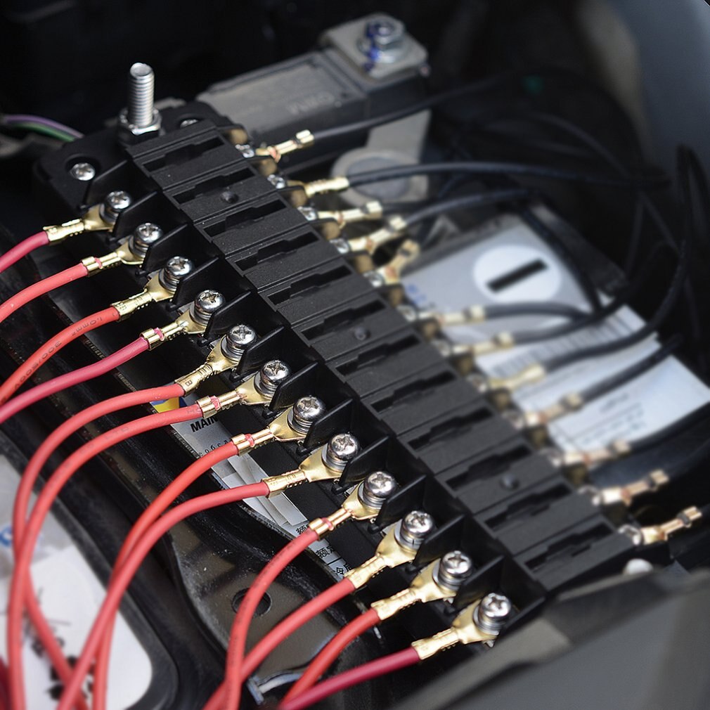 Multi-input multi-output fuse box Car SUV RV Bus Yacht Ferry The width light Fog lights Warning Light