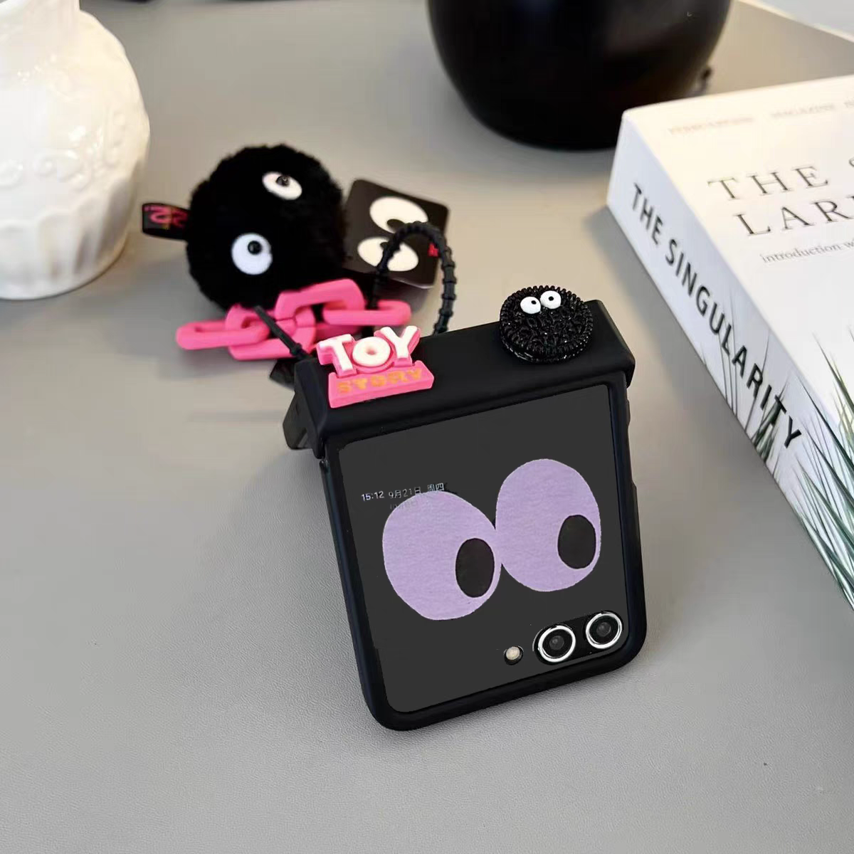 Leuke Zwarte Kolen Bal Pluche Armband Telefoon Case voor Motorola Moto Razr 40 ultra Razr 60 50 Razr 2023 2024 Scharnier beschermhoes