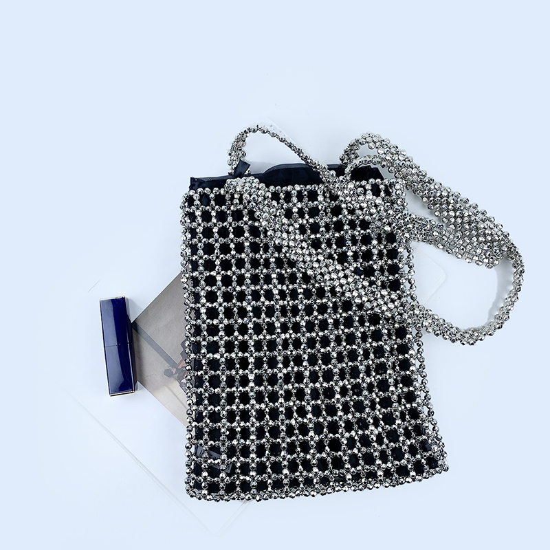 El bolso de perlas de cristal con cuentas de metal tejido a mano estilo resort ins de un solo hombro es más oscuro y más hermoso