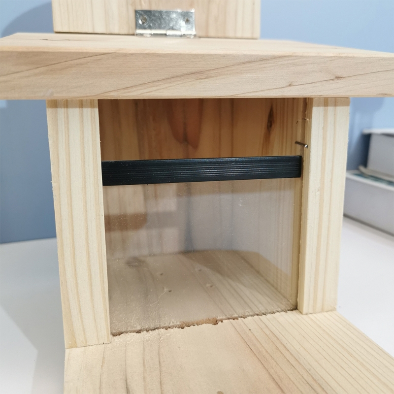 Squirrel Feeder Box Wooden Squirrel Feeding Station Durable Weatherproof Squirrel Feeding House with Openable Cover
