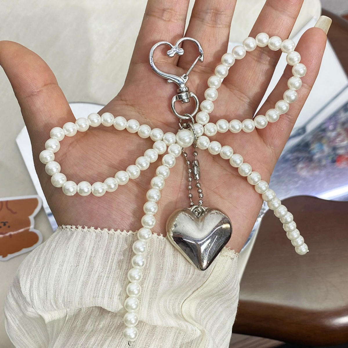 Delicado frisado chaveiro artesanal em forma de arco chaveiro coração ornamento pérola decoração para sacos e telefones