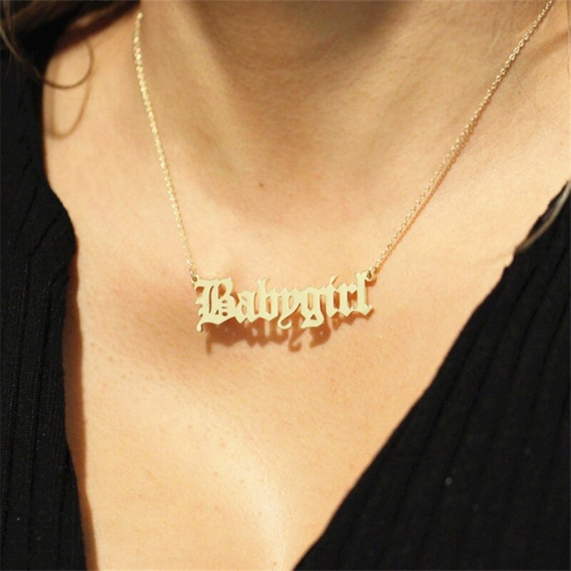 Persönlichkeit Nette Metall Babygirl Englisch Buchstaben Anhänger Halskette Edelstahl Gold Farbe Kette Halskette für Frauen
