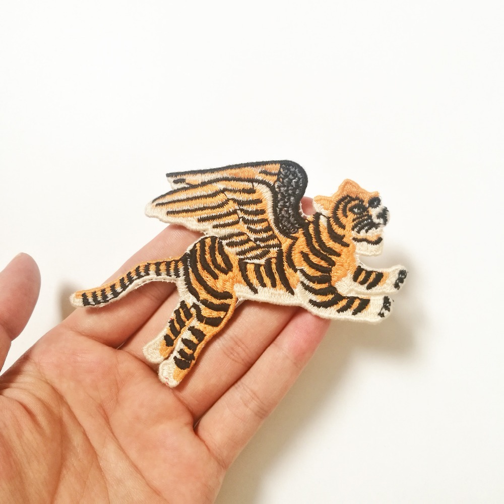Parche bordado de con alas de tigre y mosca pequeña, apliques para coser, parches para camisa, bolso, chaqueta, insignias para ropa de animales