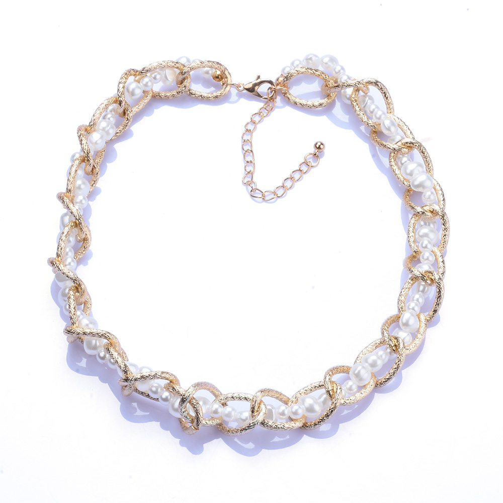Kurze choker-halskette aus 2022 za goldfarbenen metallgliedern mit kunstperlen – ein modisches statement-schmuckstück für damen.