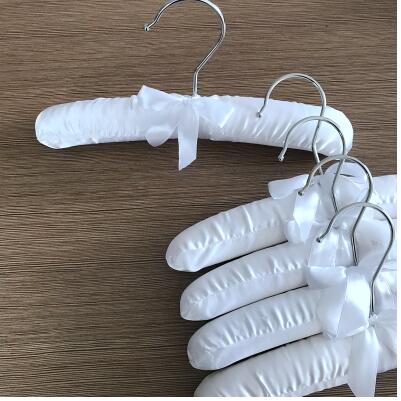 5 stks/partij baby doek hangers kinderen polyester multicolor clohtes rack kids hangers voor kleding 25cm: WHITE