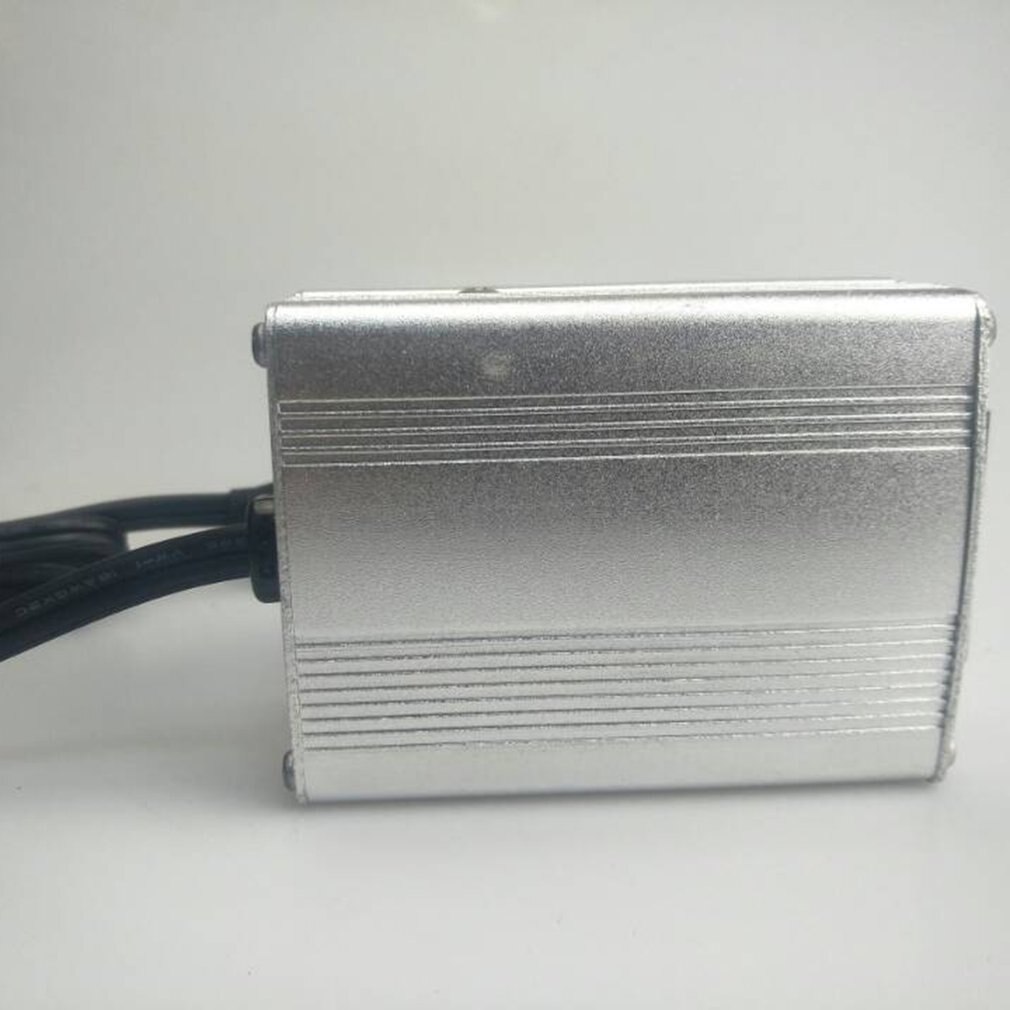 Zilveren omvormeradapter auto-omvormer 12v to 110v/220v- ingangs auto-omvormer voertuigvoeding lader uk-stekker