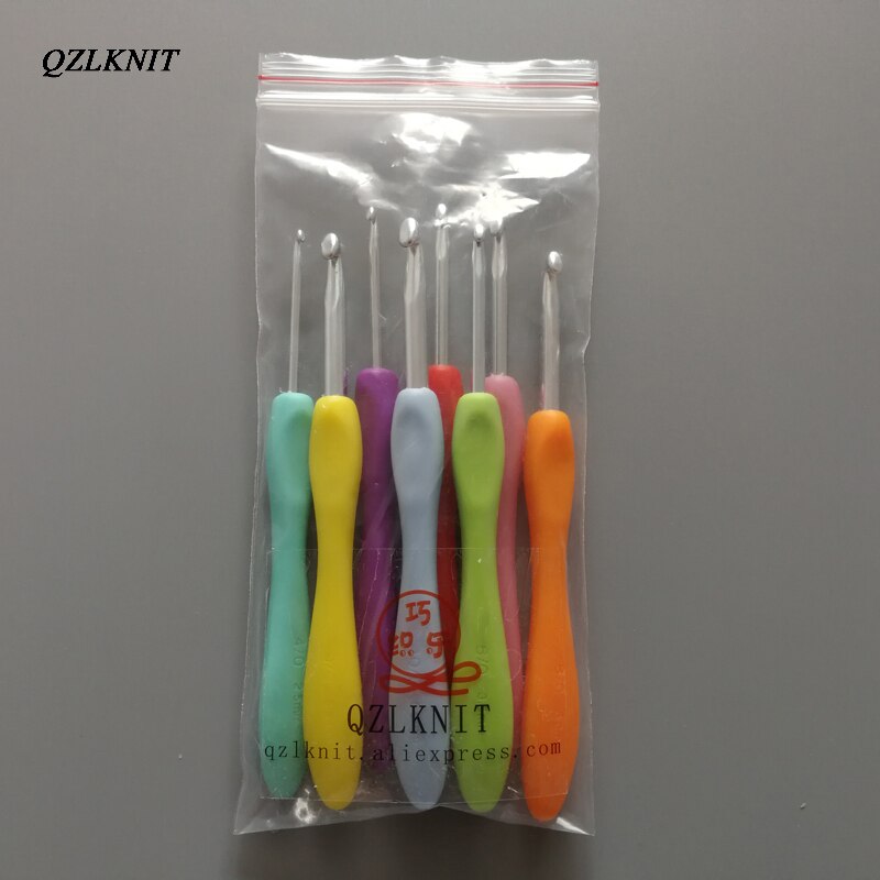 QZLKNIT 8 stks/set 2.5-6.0mm Haaknaald Set Candy Kleur Plastic Handvat Aluminium Haak Voor Garen Weave Craft breinaalden