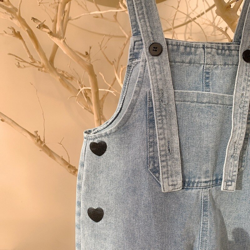Salopette en jean ample avec imprimé cœur noir pour filles, salopette décontractée à bretelles, douce et assortie, pour enfants de 1 à 6 ans, printemps automne