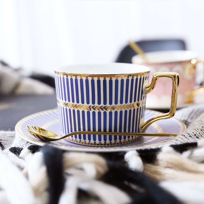 Taza de café de cerámica de lujo británico, juego de taza y platillo de café pequeño europeo para el hogar, té de la tarde, exquisita taza, cuchara y plato LB523: color1