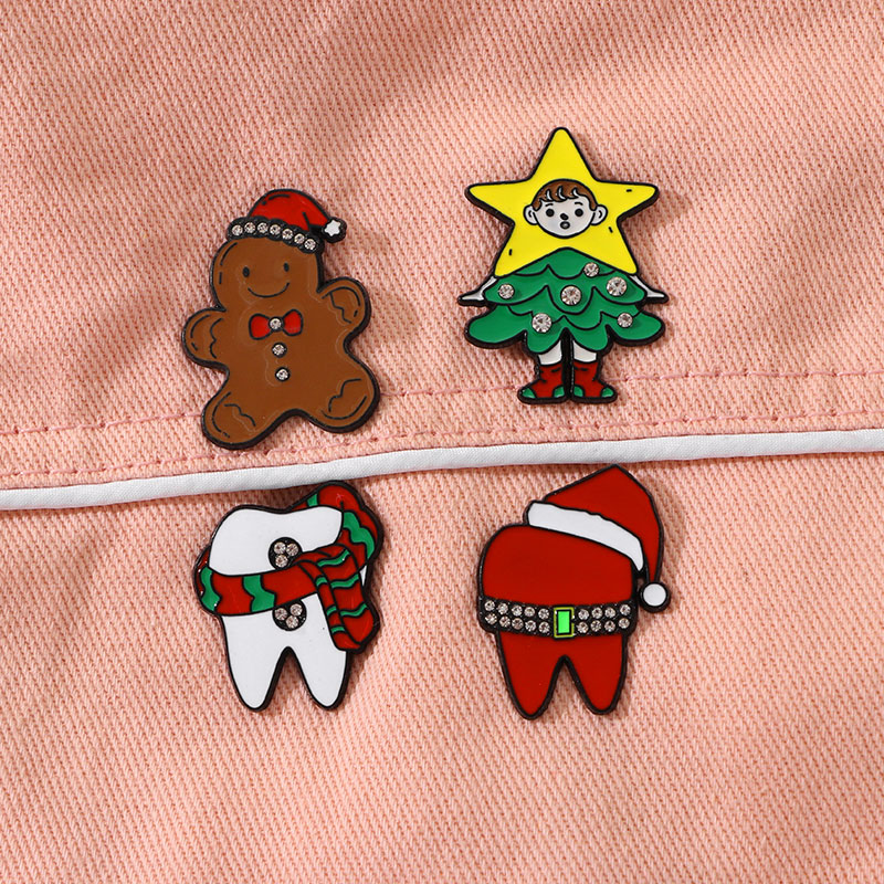 Leuke Cartoon Kerst Tand Kristallen Broches Mooie Hoed Sneeuwpop Ster Boom Patroon Emaille Pins Kerstcadeau