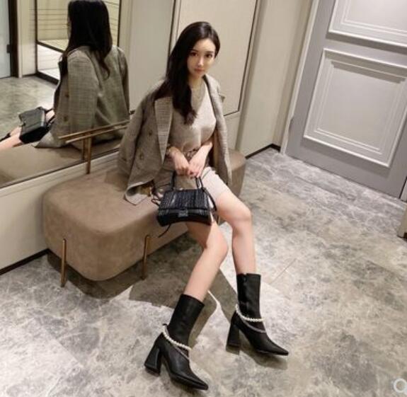 eins Luxus Frauen Weiß klobig hoch Fersen Perle Stiefeletten Winter Suqare Kappe Westlichen Patent Leder Stiefel ziehen Königin schuhe