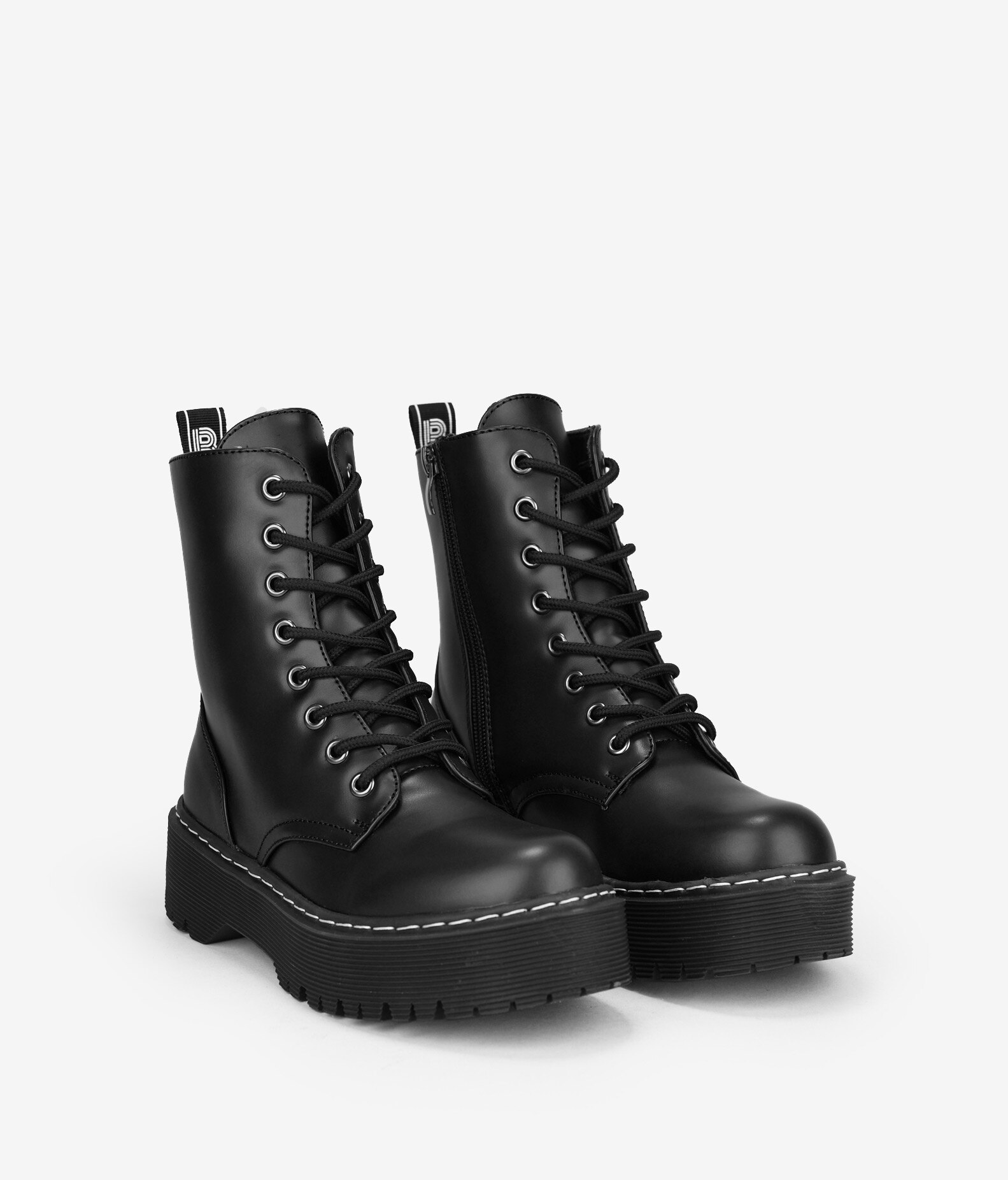 BOSANOVA Botines militares negros para mujer con ligera suela rayada. Cierre con cordones y cremallera interior.