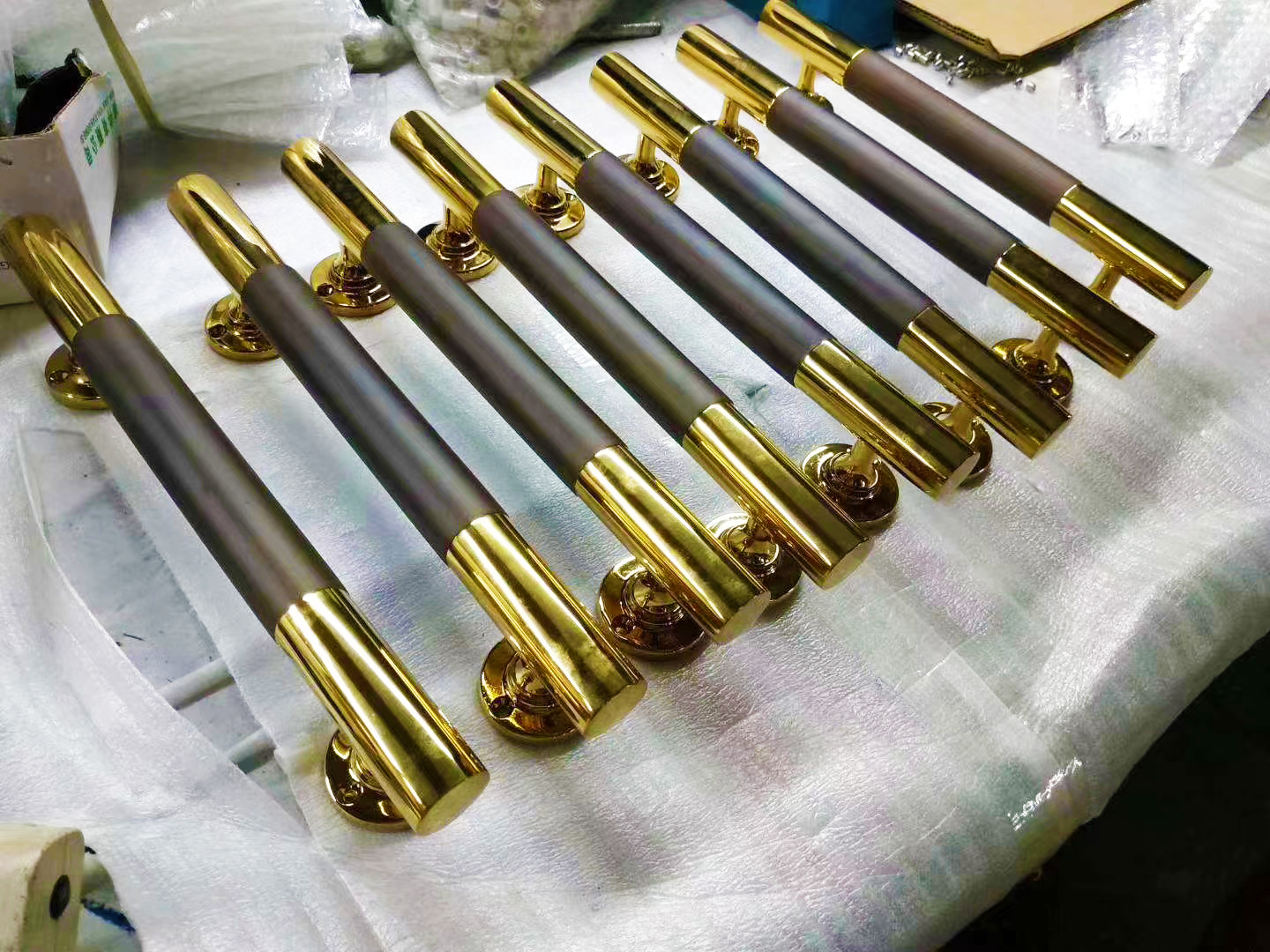 1 styck enkelsidigt beslag gyllene dörrhandtag rostfritt stål plus svart massivt trähandtag entrédörrhandtag pa -377-l300mm