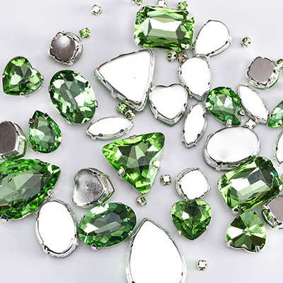 Smaragdgrüne Glas-Strasssteine für Kleidung, lose Flatback-Kleidersteine, dekorative Kristall-Strasssteine zum Aufnähen, 50 Stück/Packung S045: Mehrfarbig