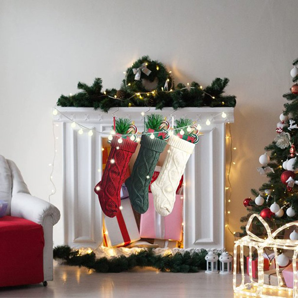 Gestrickte weihnachtsstrümpfe, socken, süßigkeitentüten, weihnachtsdekorationen für zuhause, weihnachtsbaumschmuck, weihnachtsschmuck