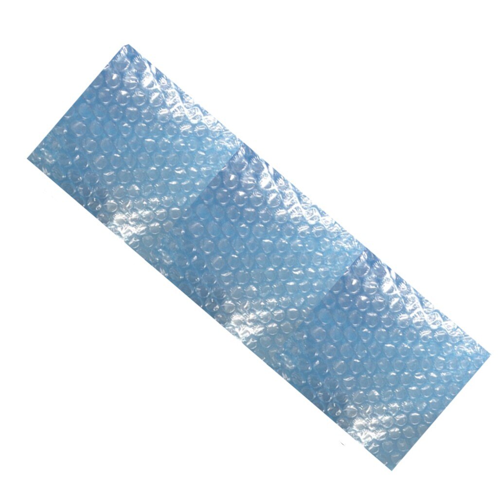 Isolation piscine bâche film bulle cache piscine Protection pied hors sol ciel bleu Protection piscine