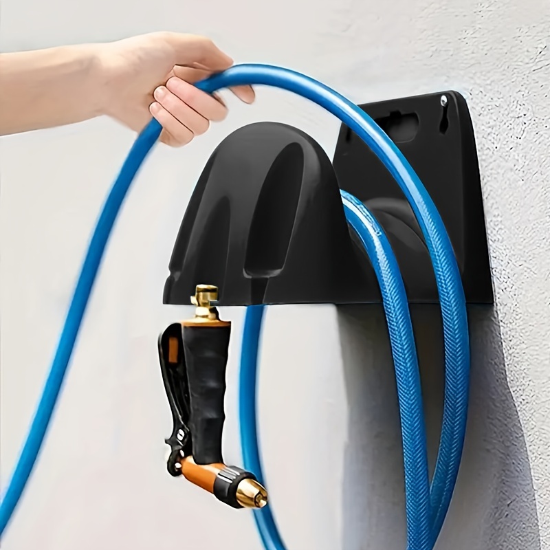 Een aan de muur gemonteerd tuinslangrek van robuust plastic voor het opbergen van water- en irrigatiegereedschappen voor buitentuin