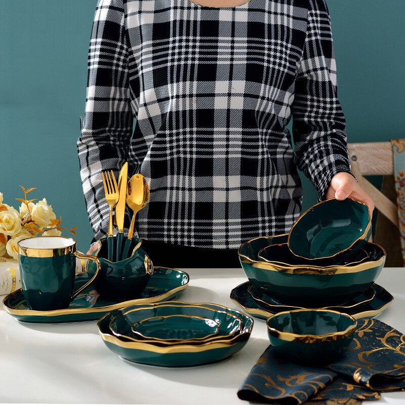 Grön keramik böjd kant guldkant tallrikar matfat nordisk stil retro porslin servis skål middagsskålar servis