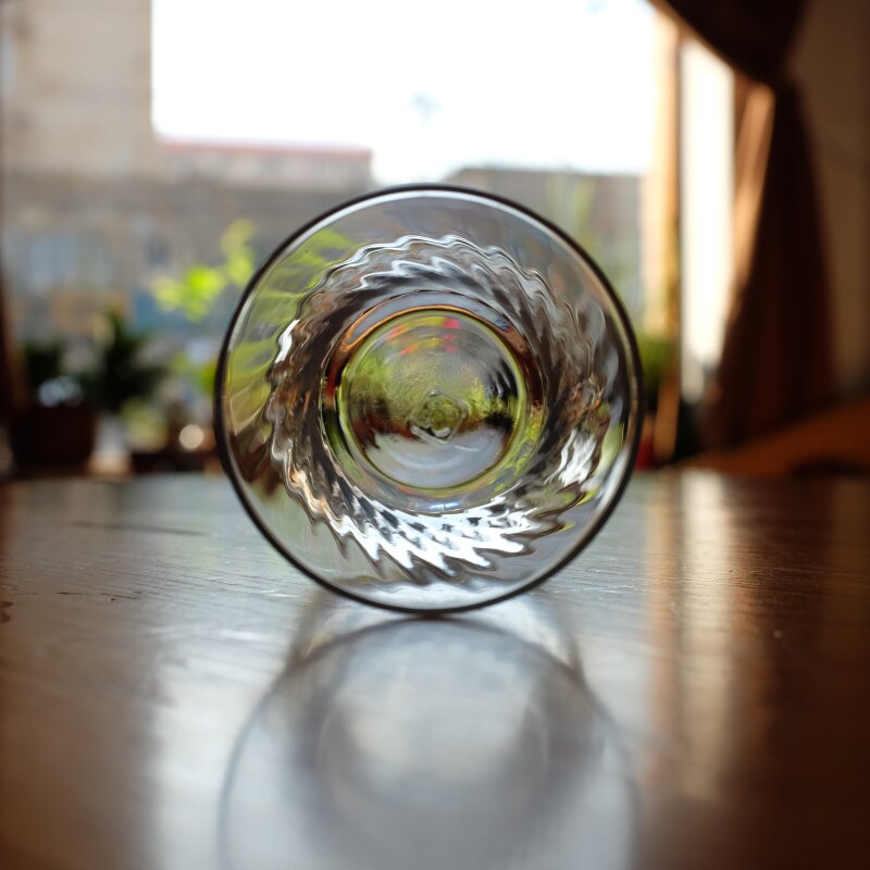 Tyrkisk tradisjonelt gjennomsiktig glass svart te kopp er kalkun kaffekopp fatsett vann drikke kopp