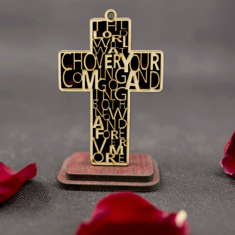 Katholieke houten kruis ornamenten rood meubilair voor display katholicisme kruisbeeld jezus christus religieus heilig latijns kruis