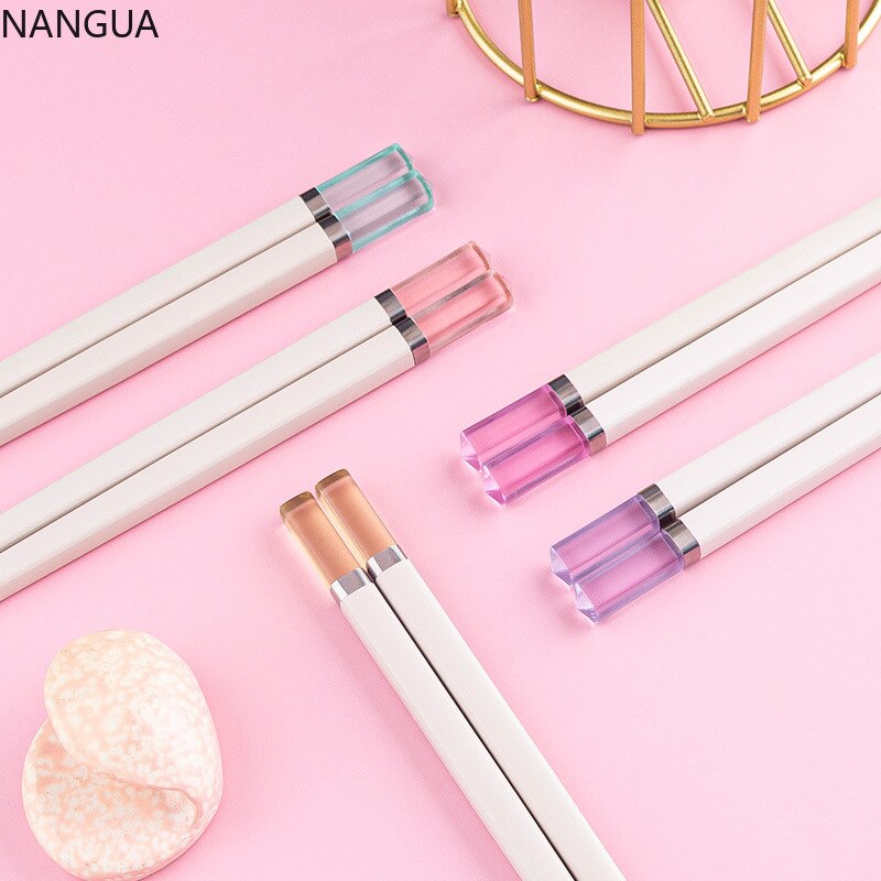 Un paio di bacchette in fibra di vetro colore ambra colore caramella bacchette giapponesi antiscivolo bastoncini per Sushi a prova d'umidità creativi