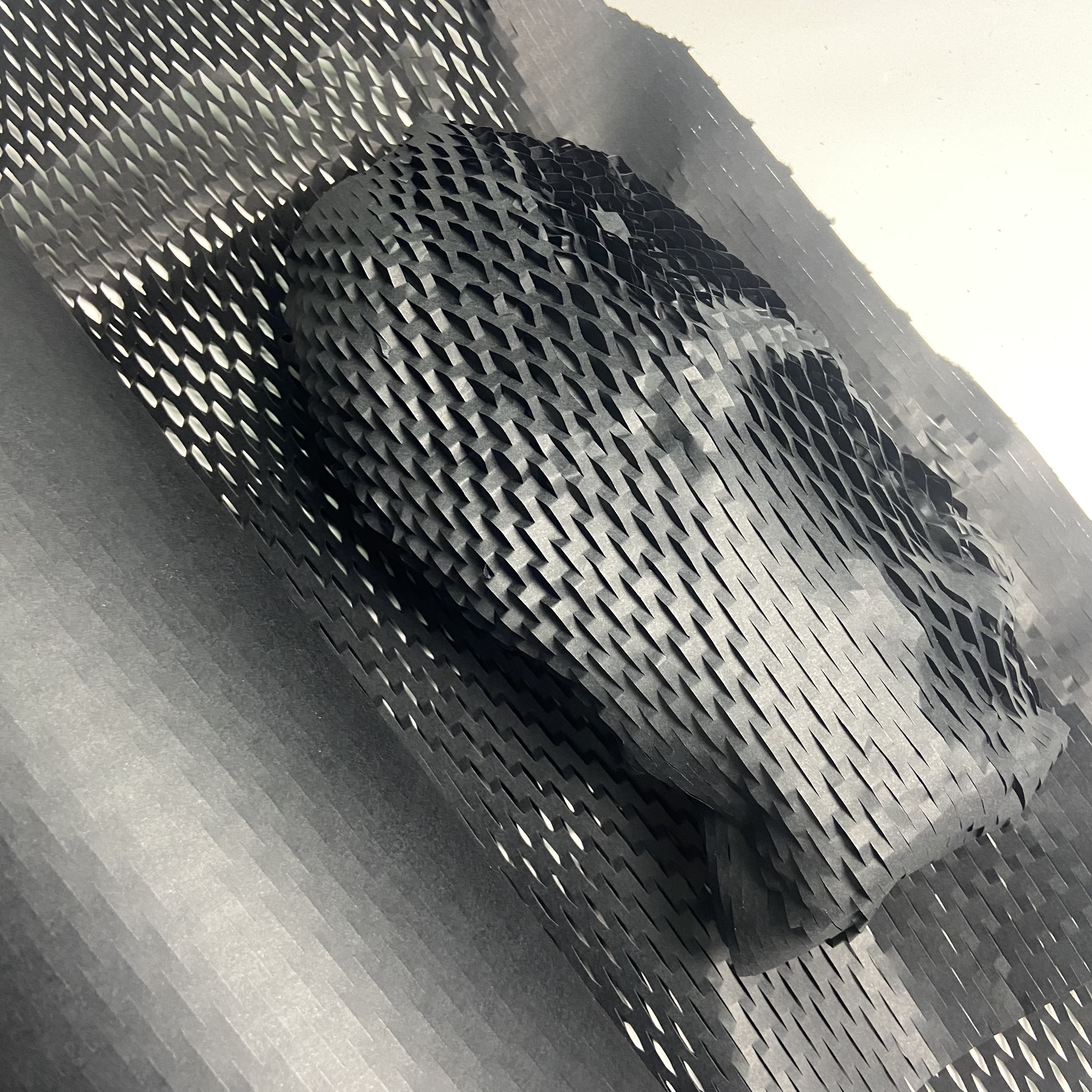 Black Honeycomb Packing Paper Wrap Recycled Cushion Wrapping Roll Eco Friendly Moving Green Wrap