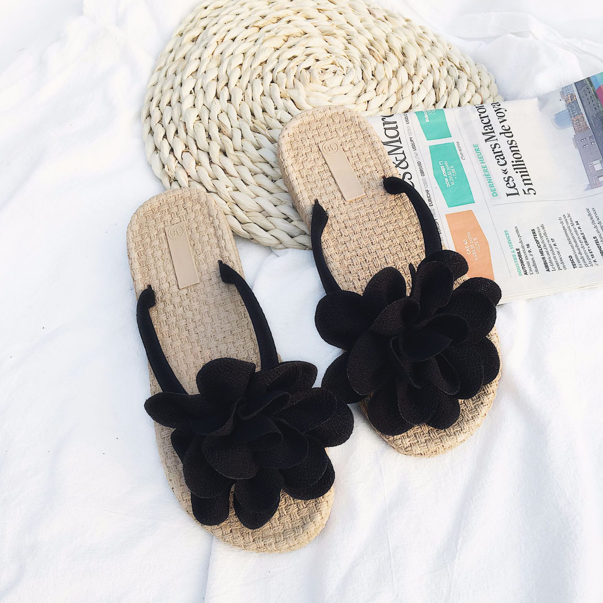 Summer Women Flat Beach Slippers Sweet Flip Flops Sandals For Casual and Beach Attire Slippers