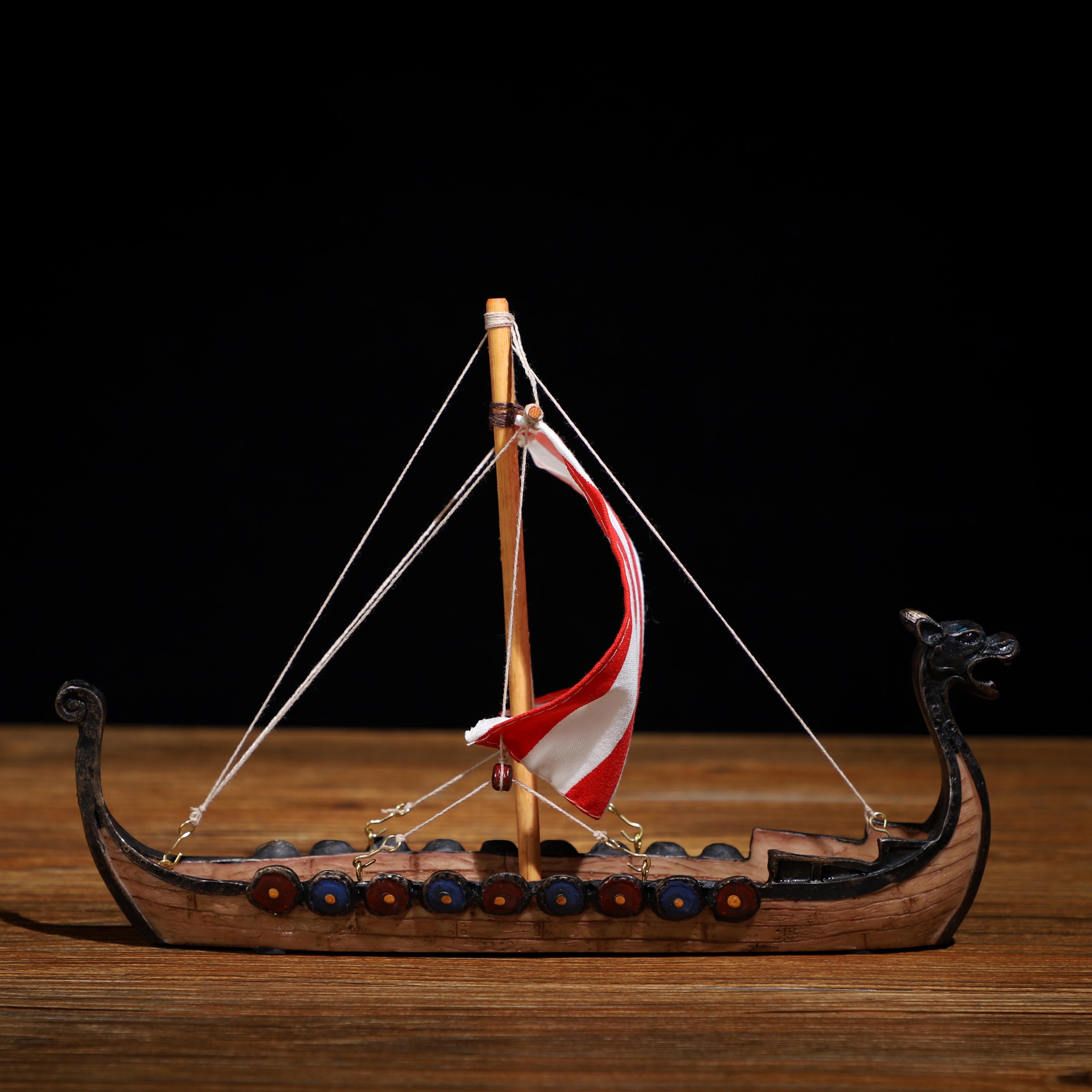 Stil viking dragebåt med seil hjemmeinnredning som