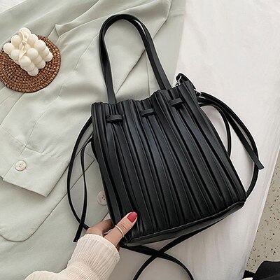 Trekkoord open emmer crossbody tassen voor vrouwen effen kleur geplooide schouder handtassen reis crossbody tas portemonnee: Zwart