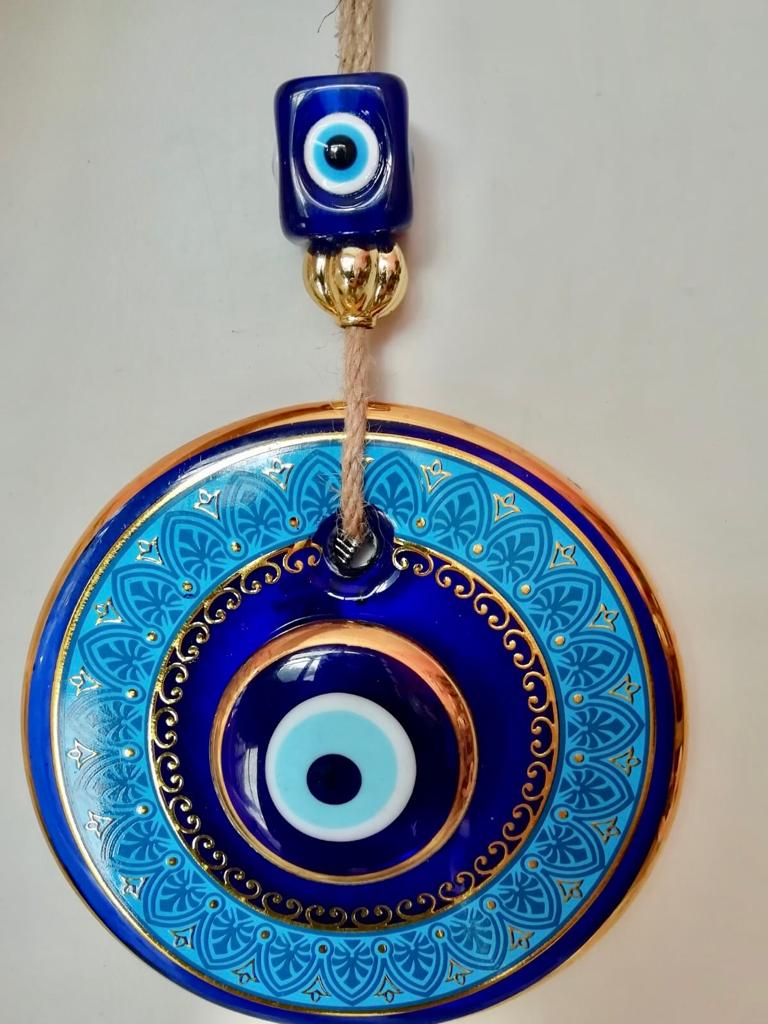Stor størrelse -14 cm diameter - gyldent forgyldt og farvet mønstret glasblåt onde øje væghængende ornament - tyrkisk nazarperle - ho