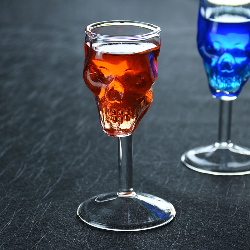 EEN glas sterke glas, een glas tall schedels, een cocktail glas, een creatieve wit glas