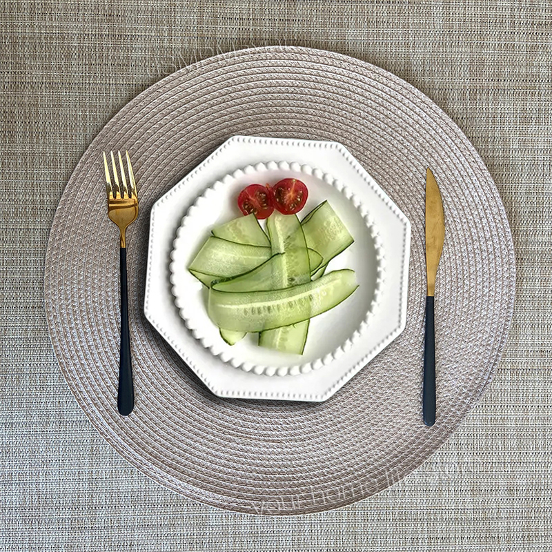 Set di 4 Tovagliette Rotonde Intrecciate in Cotone da 38 cm e Sottobicchiere da 11 cm - Lavabili e Resistenti al Calore per Cucina e Tavolo da Pranzo (Rosso