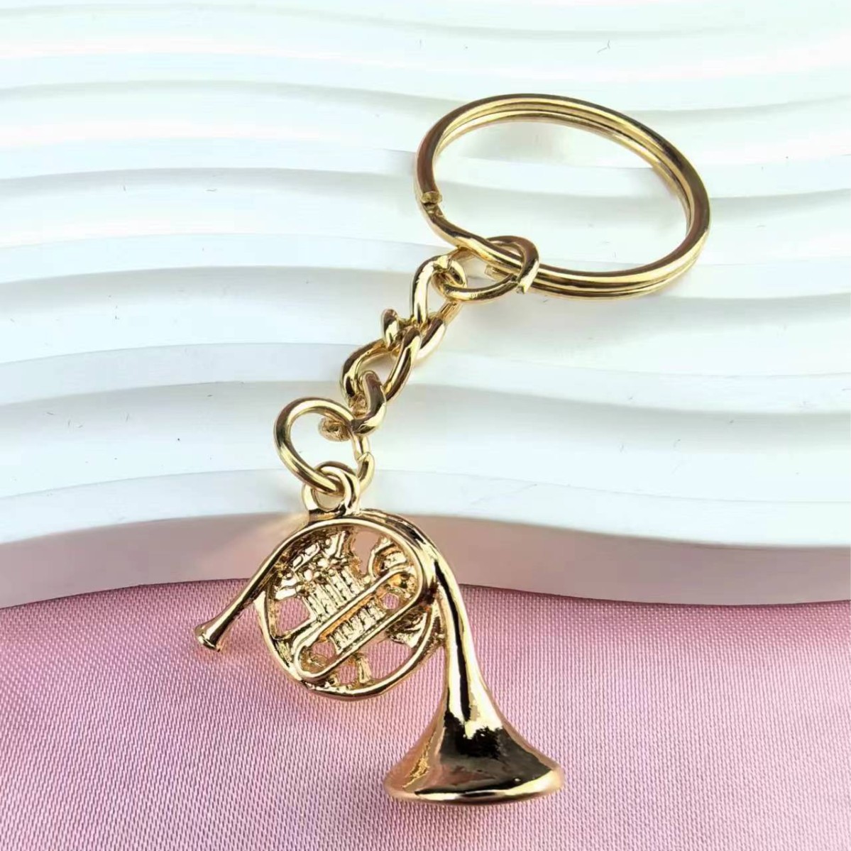 Trompet instrument Hanger sleutelhanger Simuleren muziek trompet instrument vorm sleutelhanger Auto accessoire sleutelhanger Mode-sieraden: WHITE