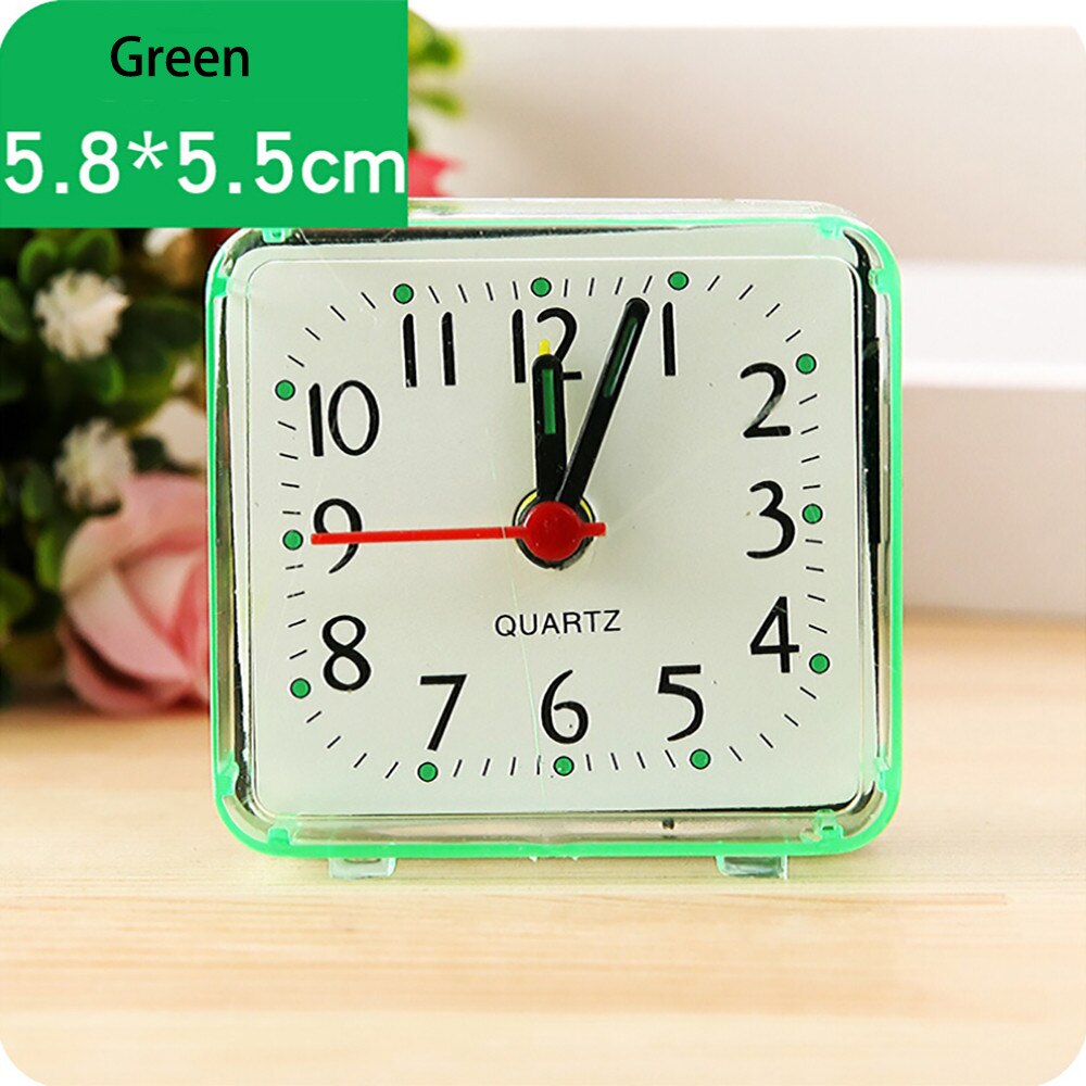 C Vierkante Kleine Bed Compact Travel Quartz Beep Alarm Tafel Klok Draagbare Slaapkamer Home Decor Plastic Klok Woonkamer FN04: GN