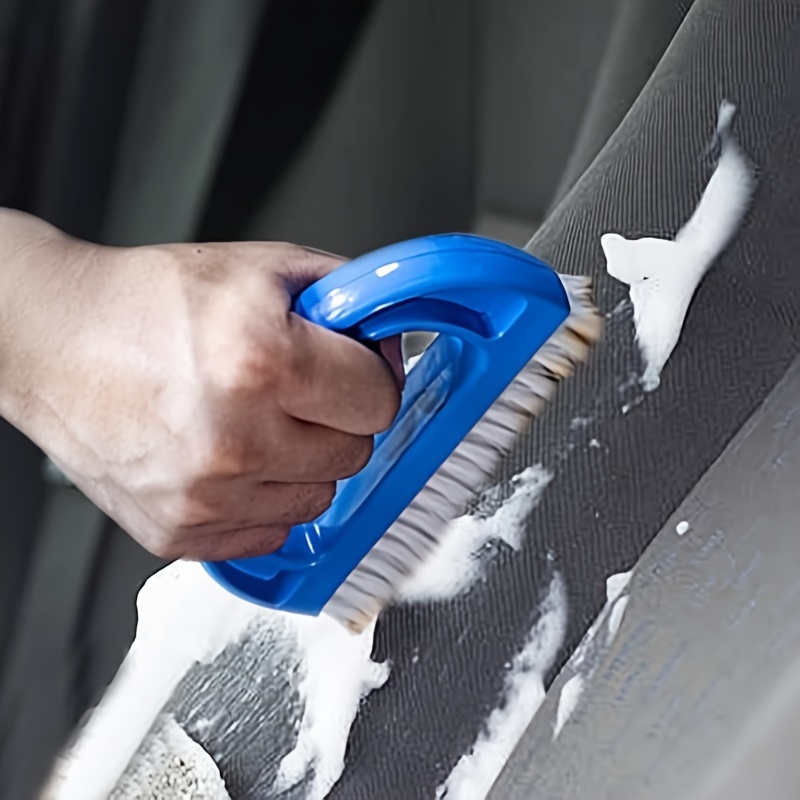 Cepillo para alfombras de coche en forma de D, cerdas finas, mango curvo, antideslizante, herramienta de limpieza de tapicería para vehículos