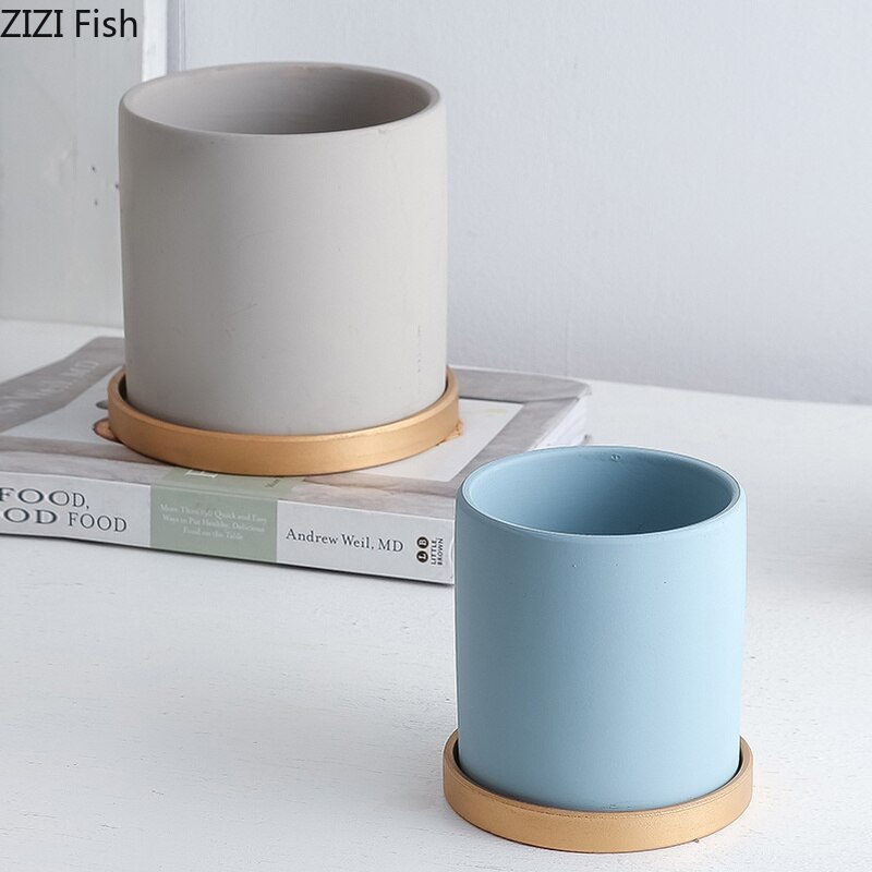 Eenvoudige, rechte, kleurrijke, cilindrische, keramische bloempot in europese stijl, vetplanten, bloemen, groene dillepot met gouden schaal