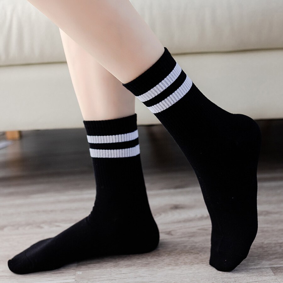 Calcetines blancos y negros de algodón para mujer, calcetines informales a rayas de Color liso, calcetines de espesor estándar para primavera, verano y otoño, talla 36-40