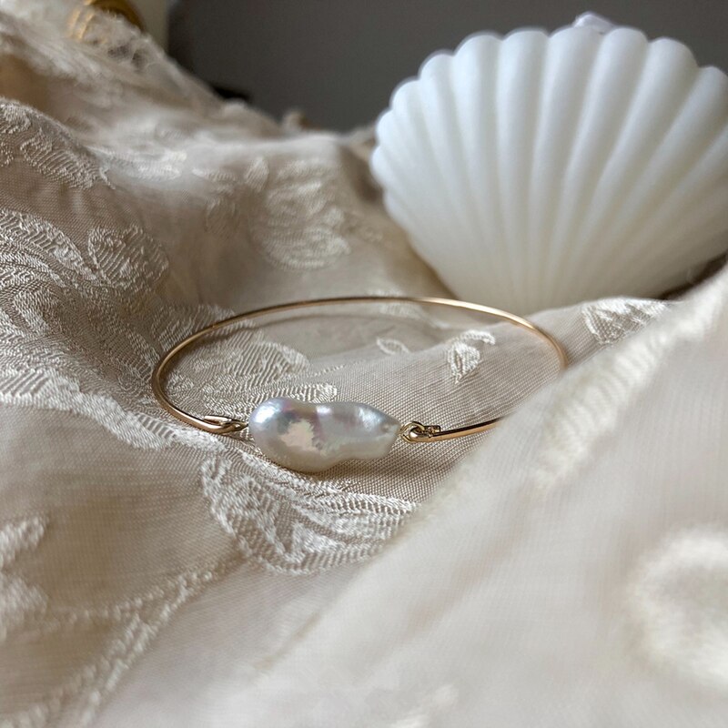 Aomu franse geometrische retro minimalistische fijne barokke parel onregelmatige gouden metalen armband voor vrouwen meisjes vakantie