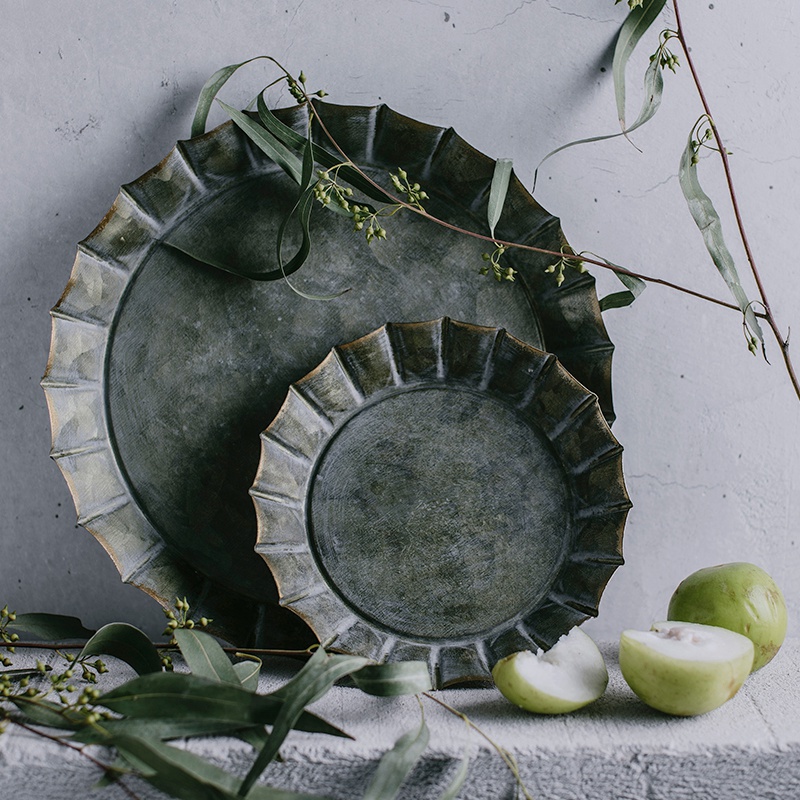 Unik blommig kant handgjord vintage antik metallbricka bandad rund järnbricka rustik retro bricka för hemkyrkans bröllop