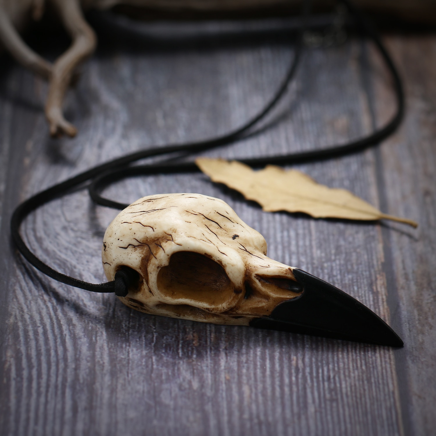 Beige antik stor krage kranium vedhæng halskæde støbt harpiks replika 3.5 "magpie skull unikt 3d fuglekranie halskæde