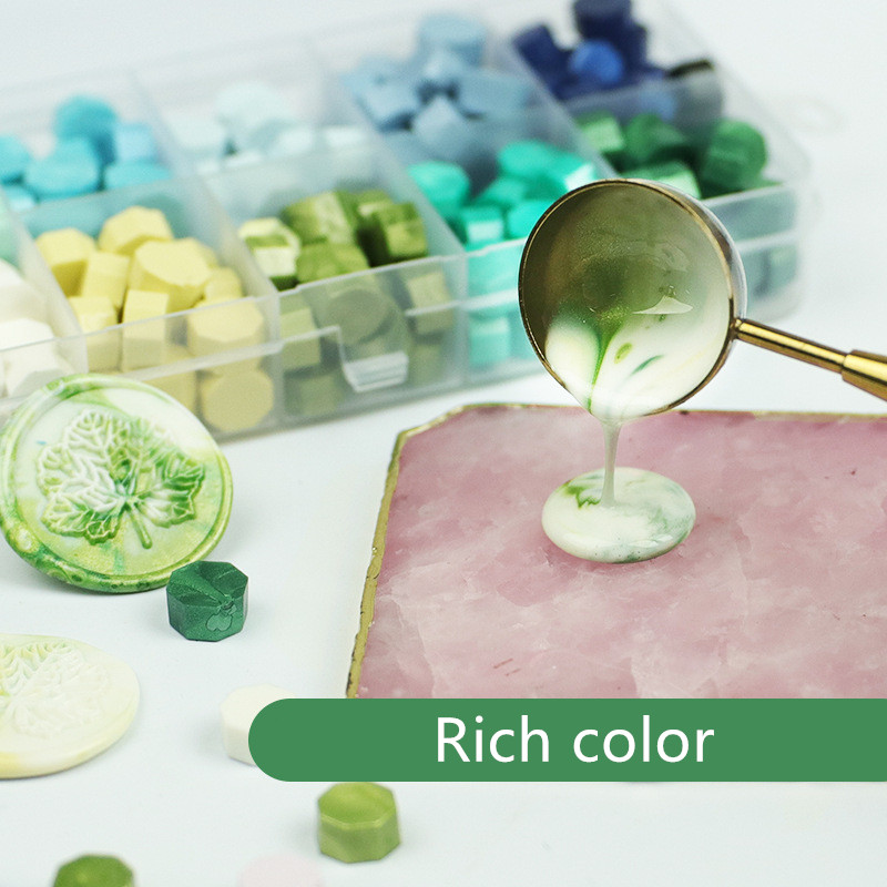 Perline di ceralacca colorate che mescolano i mestieri di colore per il sigillo di cera del bollo della cartolina di nozze della busta