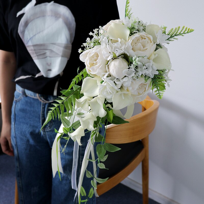 Konstgjord vattenfall elfenben brudbukett pioner blommor rustik brud buket lila calli lilja kaskad bröllop bukett äktenskap