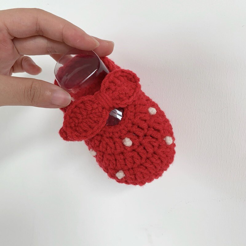 Original tissé à la main bébé chaussures mignon vin rouge à pois laine bébé chaussures 100 jours Banquet 0-6 mois fond souple
