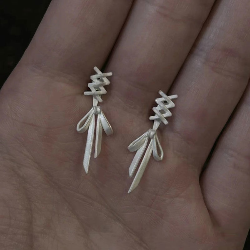 Luxe zilverkleurige oorbellen met grote plant en glinsterende zirkonia steentjes, geschikt voor dames, koreaanse oorbellen.: Zwart verzinkt