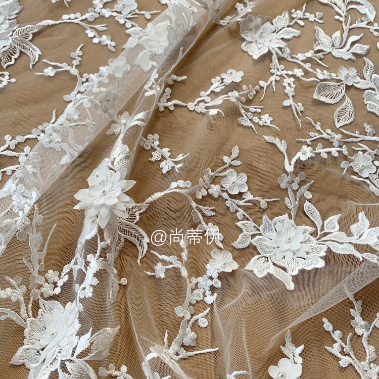 1 yard 3d perleblomstret blomsterblomststof, off white satinblomst bridal couture bryllupsstof blonde ved yard 130cm bred