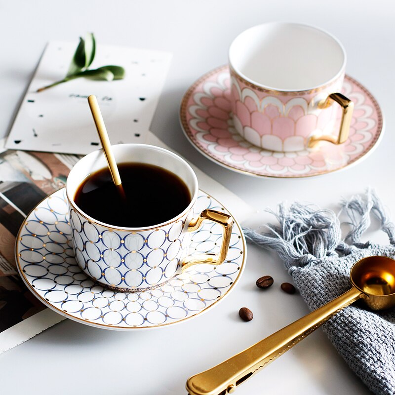 Taza de café de cerámica de lujo británico, juego de taza y platillo de café pequeño europeo para el hogar, té de la tarde, exquisita taza, cuchara y plato LB523