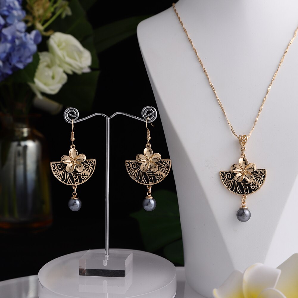 Sophiaxuan Hawaiian Polynesische Sieraden Sets Zwart Sector Plumeria Bloemen Parel Hangers Kettingen En Oorbellen Voor Vrouwen: ZH0206GOGR