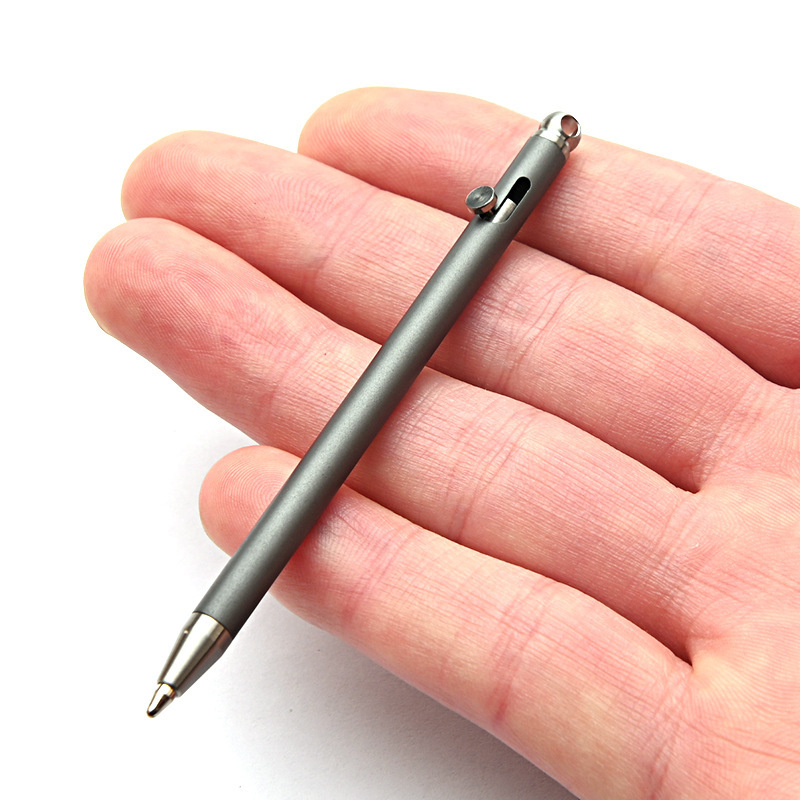 Puur titanium Mini Compact Bolt Pen Draagbare sleutelhanger Pen Draagbare reismetaal Balpen Ondertekening Feestcadeaus voor gasten: Light Grey